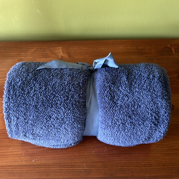 Ardour Plush Throw - Picture 5 of 5